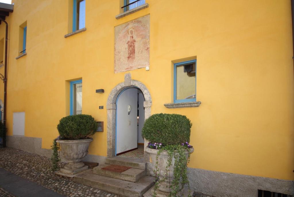 Photo from Romantico Palazzo dei Ulivi in Purasca, Canton of Ticino, Switzerland