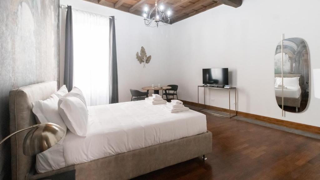 Łóżko lub łóżka w pokoju w obiekcie Italianway - Barberini Elegantia Apartments Roma