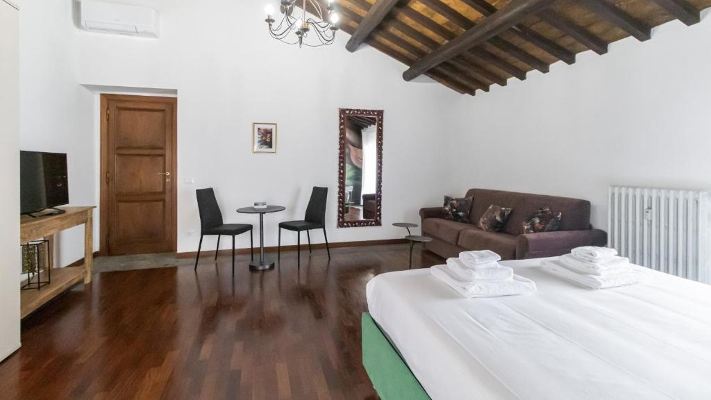 Telewizja i/lub zestaw kina domowego w obiekcie Italianway - Barberini Elegantia Apartments Roma