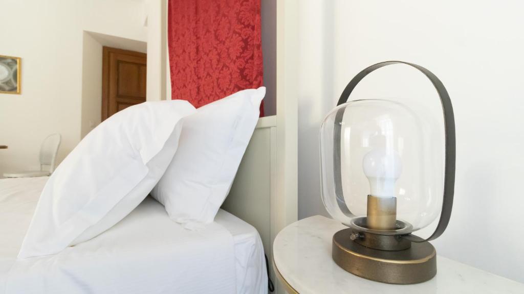 Łóżko lub łóżka w pokoju w obiekcie Italianway - Barberini Elegantia Apartments Roma