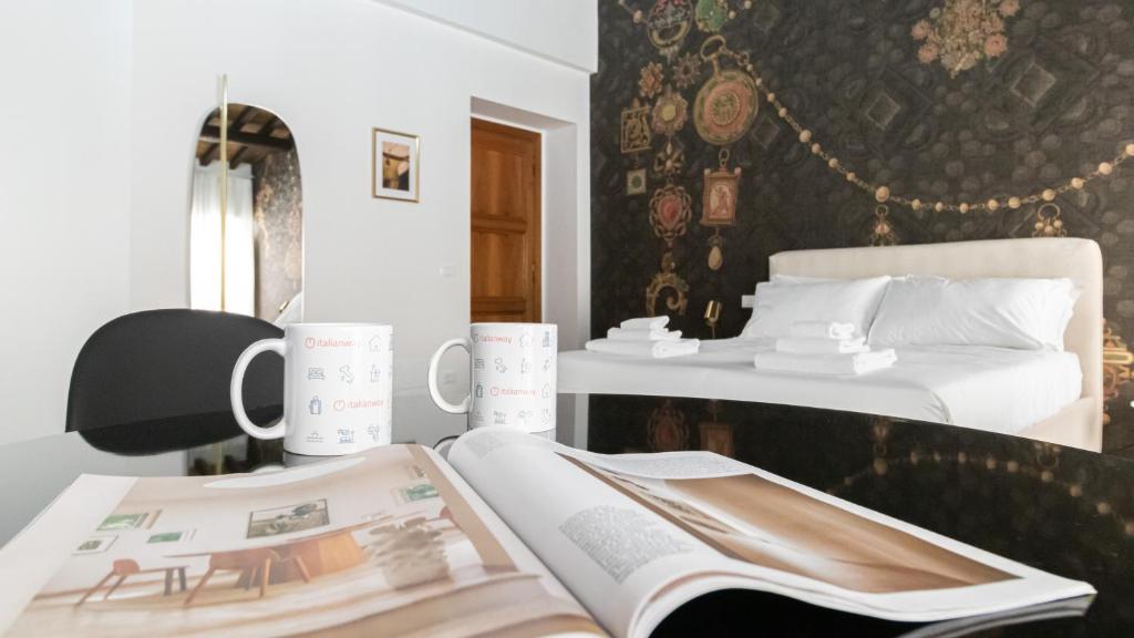 Łóżko lub łóżka w pokoju w obiekcie Italianway - Barberini Elegantia Apartments Roma
