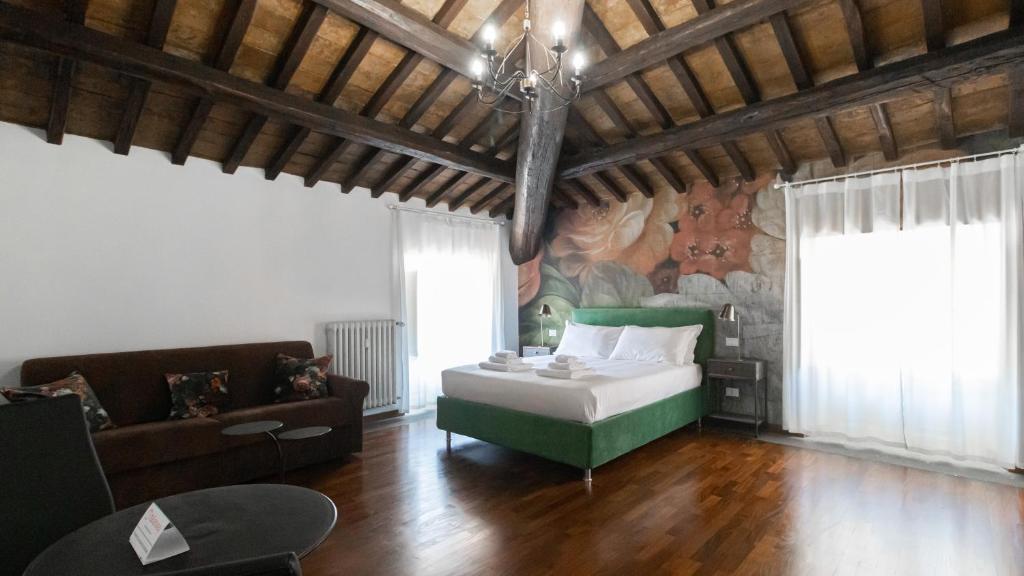 salon z łóżkiem i kanapą w obiekcie Italianway - Barberini Elegantia Apartments Roma w Rzymie