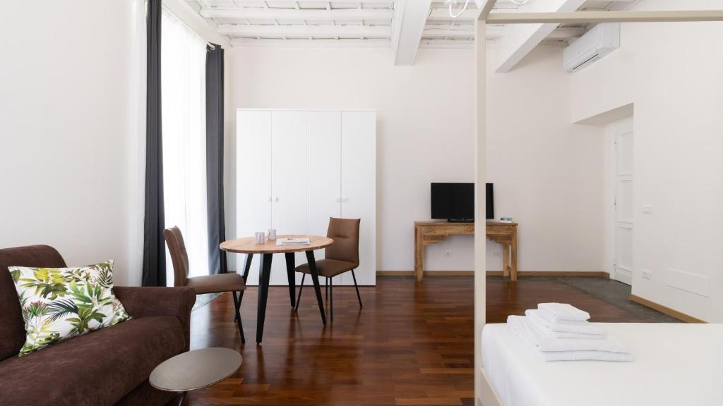 Telewizja i/lub zestaw kina domowego w obiekcie Italianway - Barberini Elegantia Apartments Roma