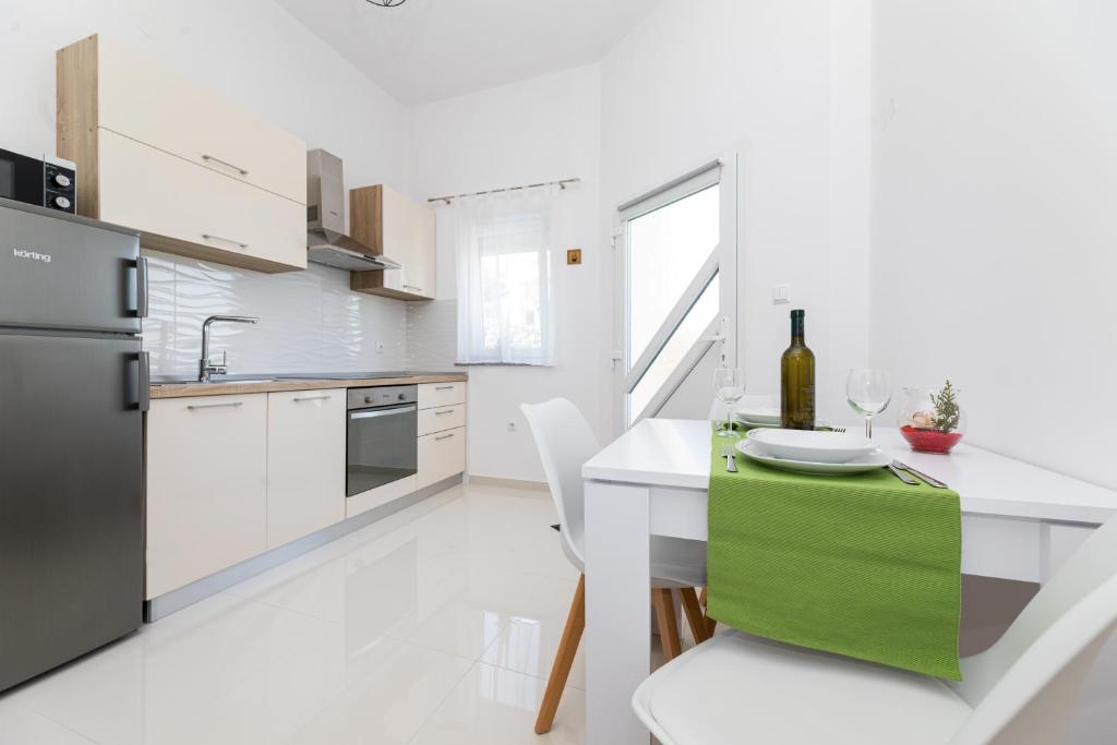Kuchyň nebo kuchyňský kout v ubytování Apartments Jana