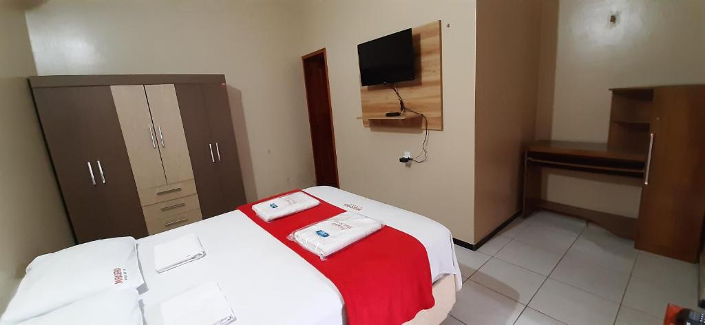 a hotel room with a bed and a television at Miraserra in Ubajara