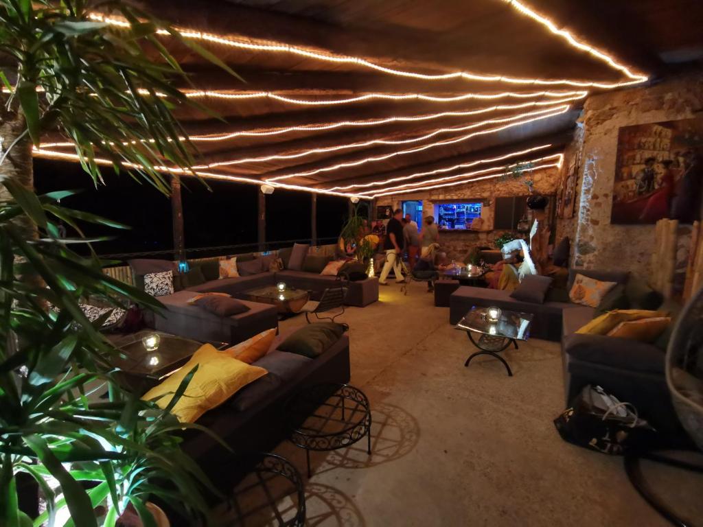 Posezení v ubytování Le Moulin du Temps -chambres et lounge bar au bord de la rivière