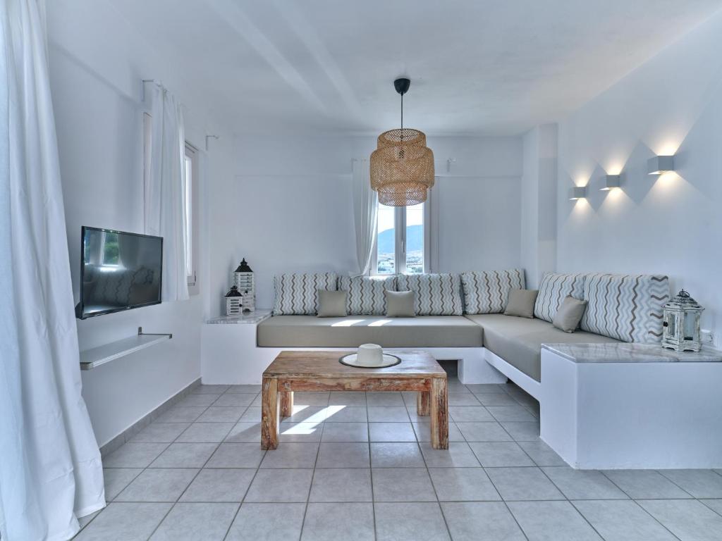 sala de estar con sofá y mesa en Ilios Home, walking distance from Logaras sandy beach, Paros en Piso Livadi