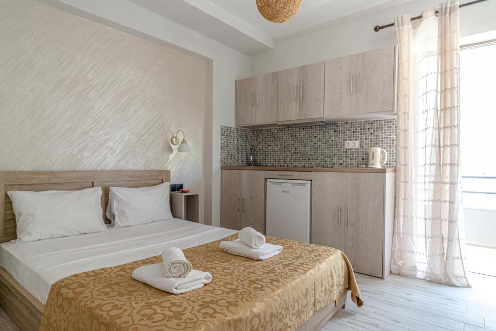 een slaapkamer met een bed met handdoeken erop bij The Holiday Studio in Agios Nikolaos