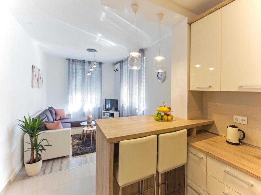 Kuchyňa alebo kuchynka v ubytovaní Crystal Apartment
