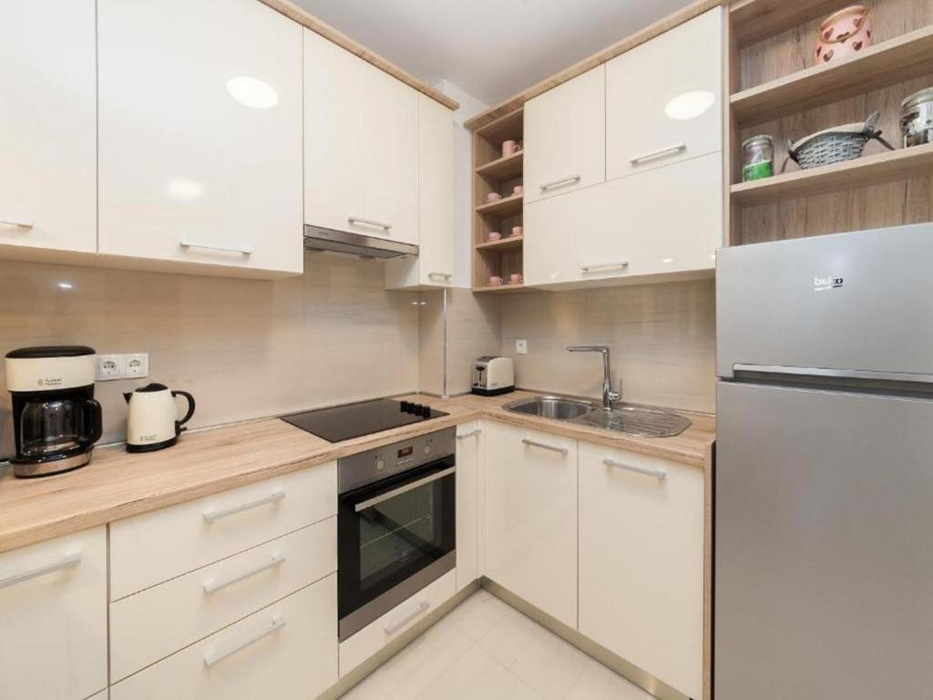 Kuchyňa alebo kuchynka v ubytovaní Crystal Apartment