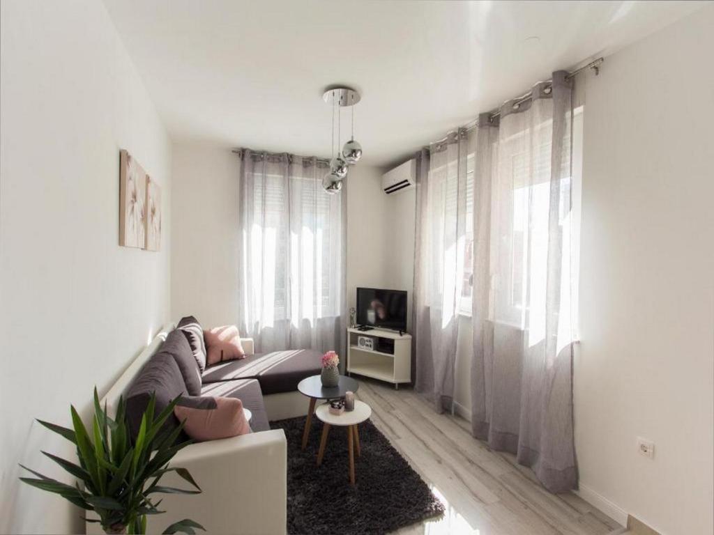 Televízia a/alebo spoločenská miestnosť v ubytovaní Crystal Apartment