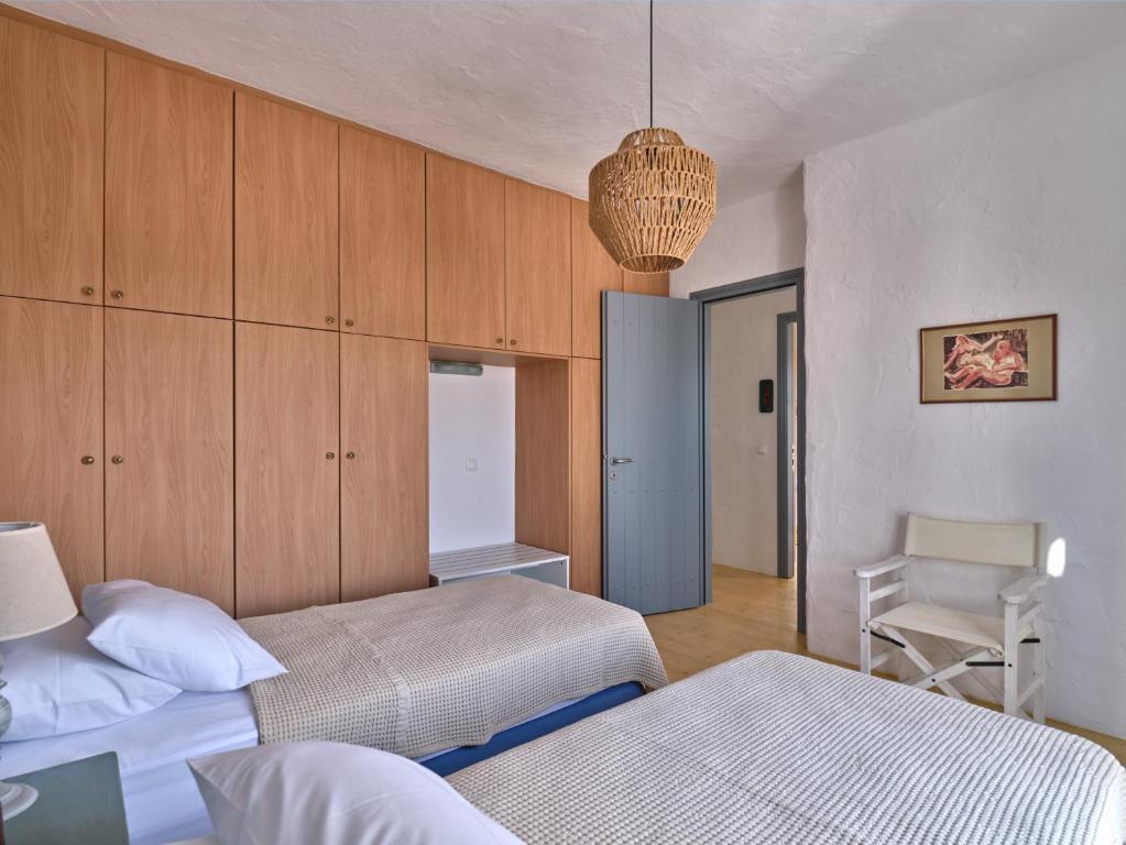 Postel nebo postele na pokoji v ubytování Luxury Mia Villa with pool and amazing sea views, Paros