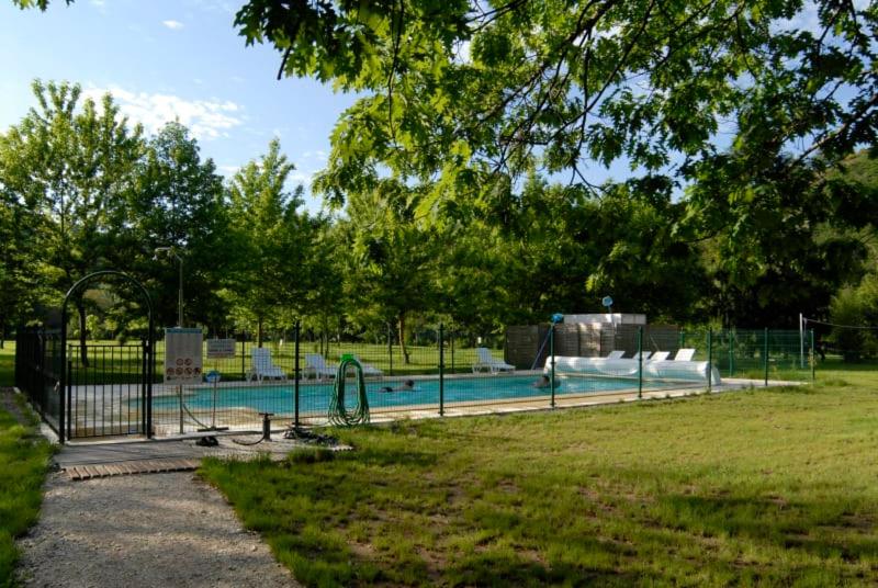 Camping Pittoresque tesisinde veya buraya yakın yüzme havuzu