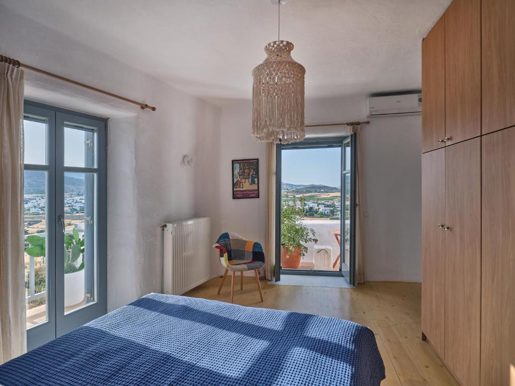 Postel nebo postele na pokoji v ubytování Luxury Mia Villa with pool and amazing sea views, Paros