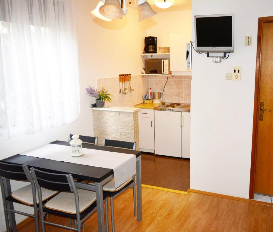 Kuchyň nebo kuchyňský kout v ubytování ĆOSIĆ APARTMANI IGRANE