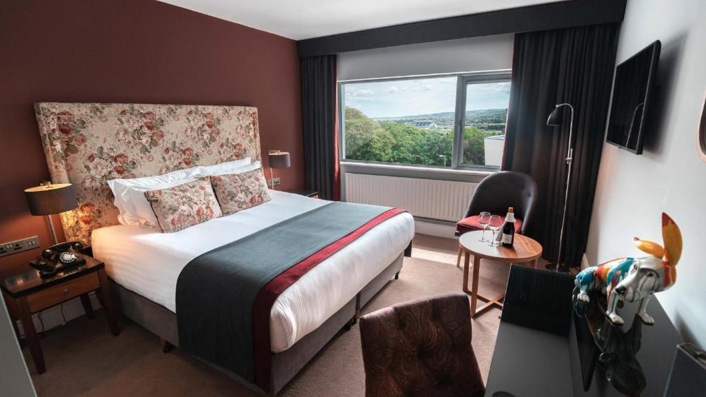 Postel nebo postele na pokoji v ubytování The Montenotte Hotel