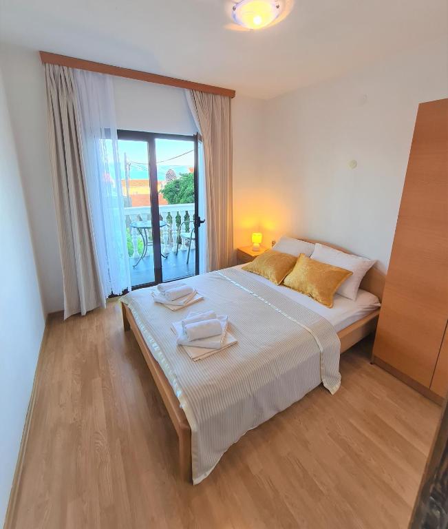 Postel nebo postele na pokoji v ubytování ĆOSIĆ APARTMANI IGRANE