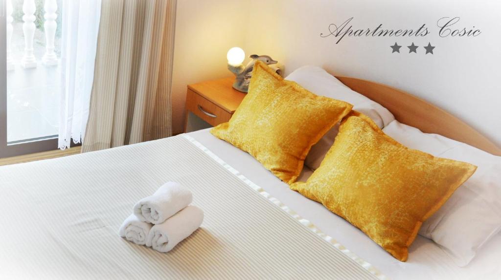 Postel nebo postele na pokoji v ubytování ĆOSIĆ APARTMANI IGRANE