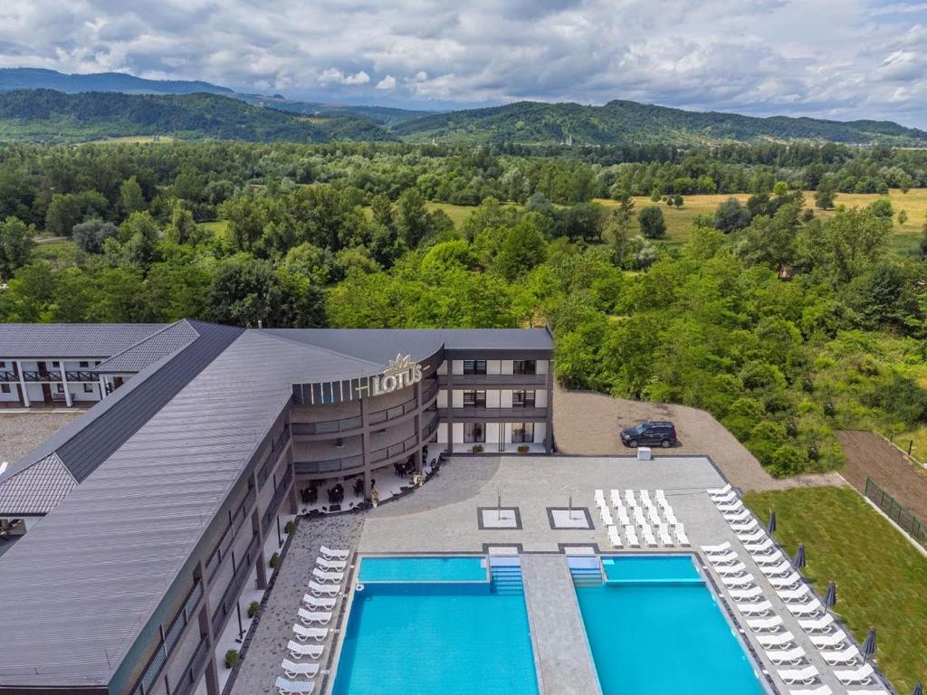  Elle offre une vue aérienne sur un hôtel doté d'une piscine. dans l'établissement Lotus & Spa, à Solotvyno
