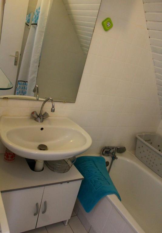 a bathroom with a sink and a bath tub at Le studio du dolmen à Plouharnel in Plouharnel