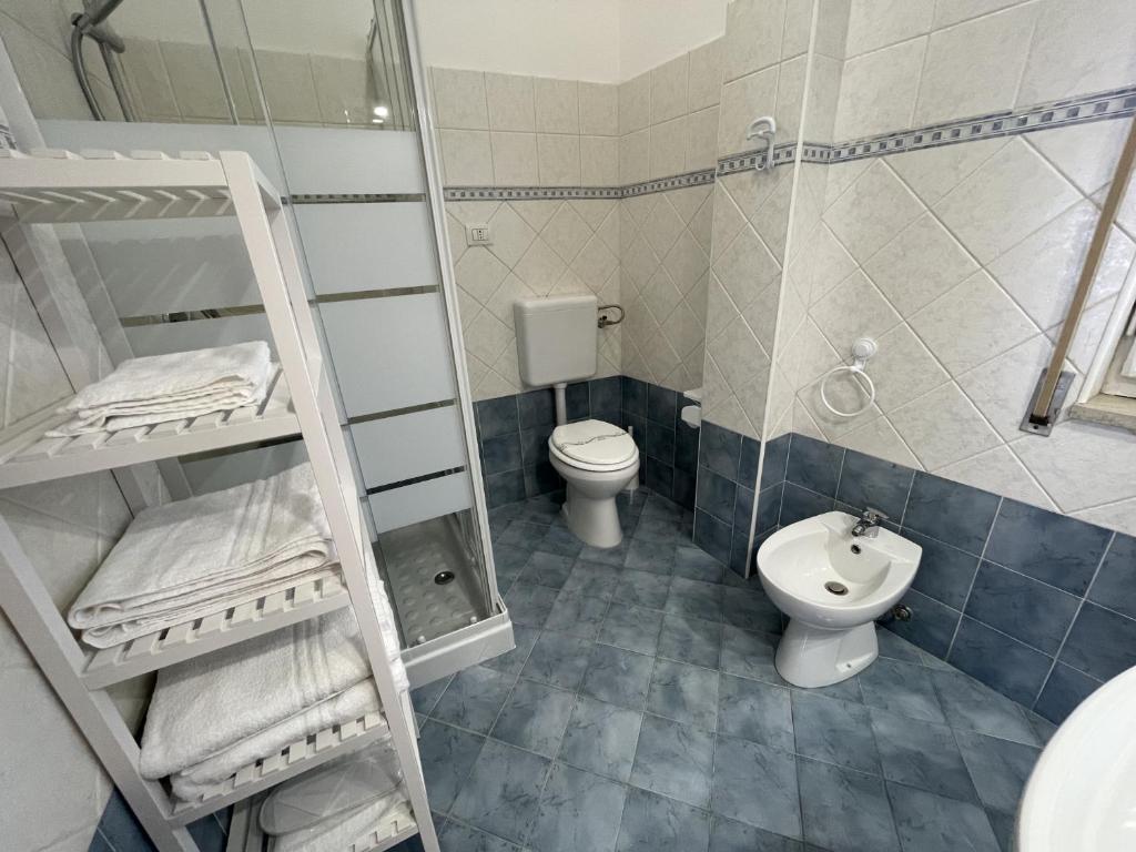 łazienka z toaletą, prysznicem i umywalką w obiekcie Casa Sofocle comodo bivani in borgata a due passi da Ortigia senza i disagi i Ortigia w Syrakuzach