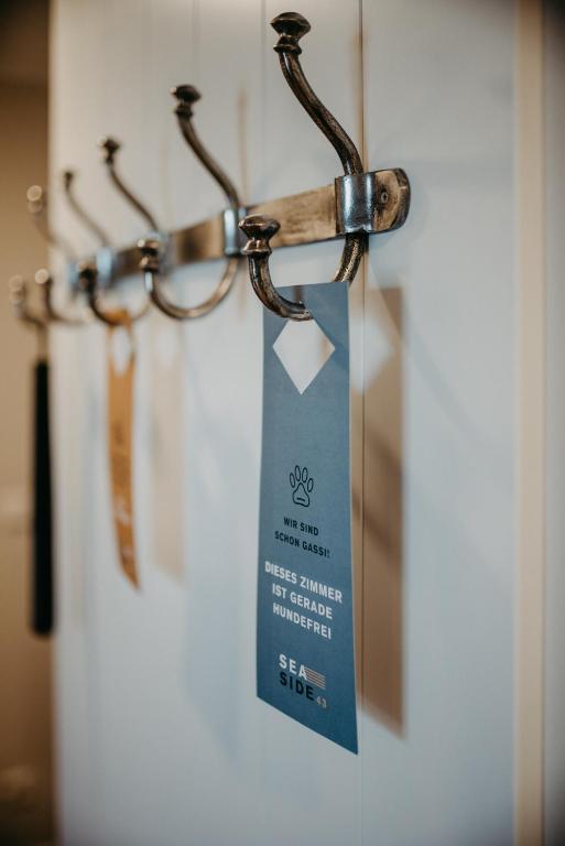 a tag is hanging on a door with hooks at Seaside 43 in Sankt Peter-Ording