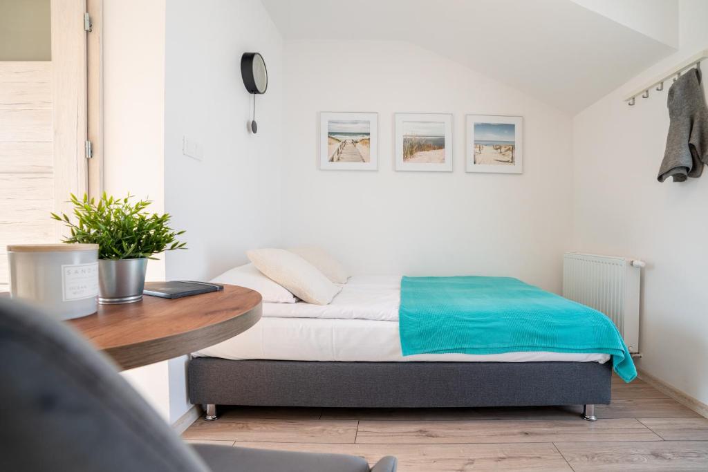 Posteľ alebo postele v izbe v ubytovaní APARTAMENTY ALEJA RÓŻ