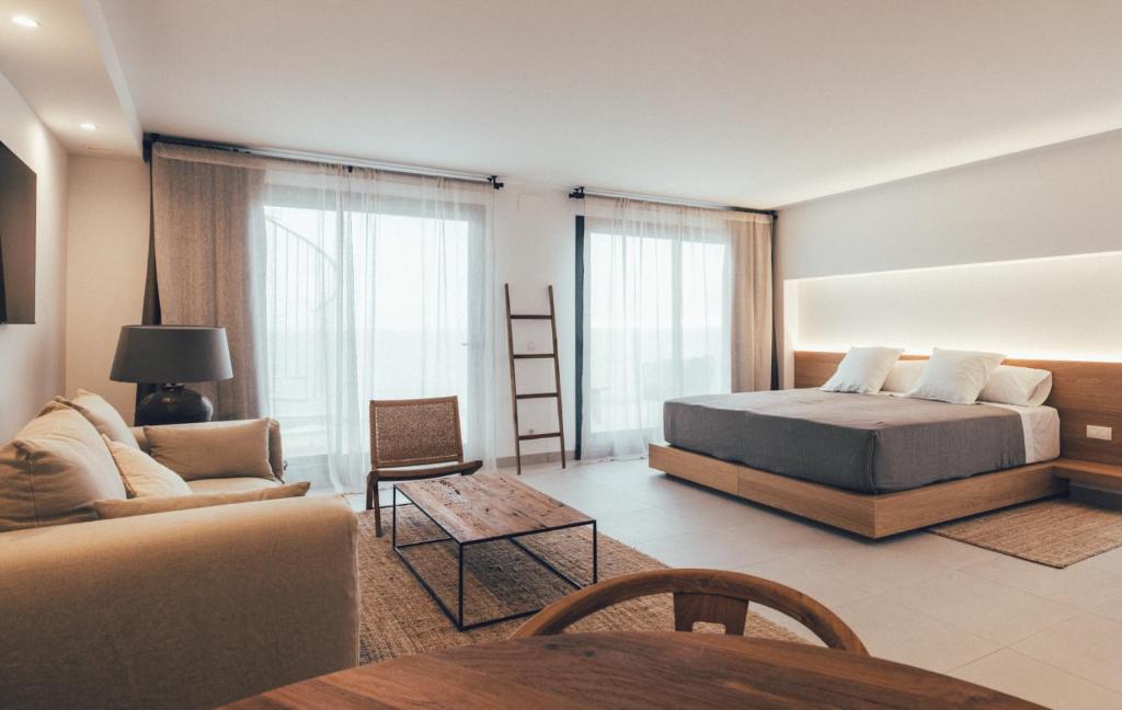 sypialnia z łóżkiem i salonem w obiekcie Cala Lanuza Suites w mieście El Campello