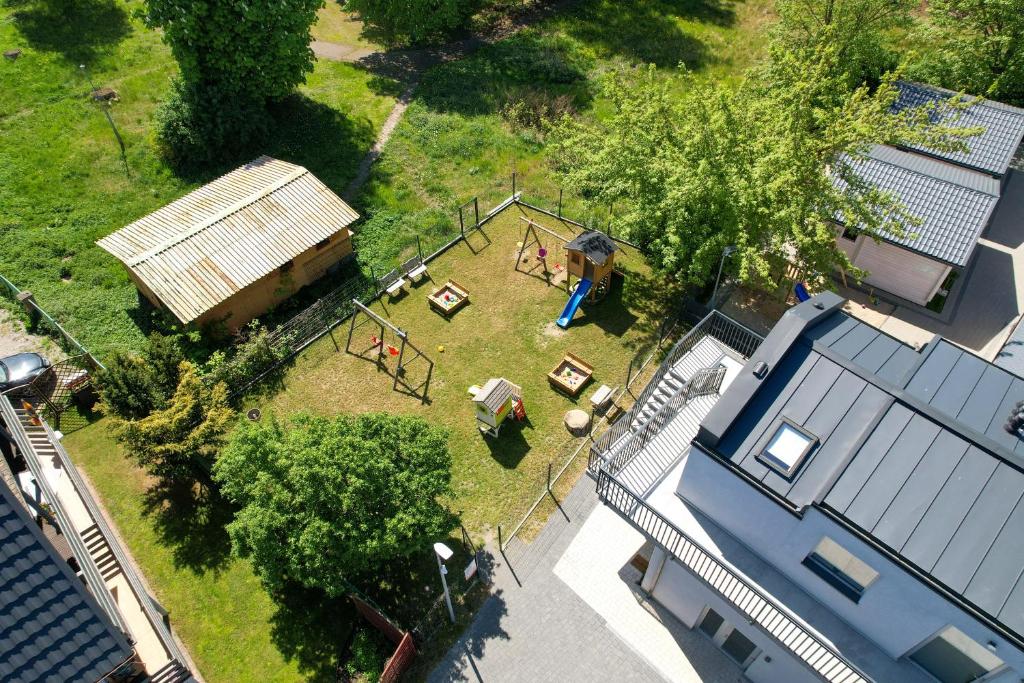 Vonkajšia záhrada v ubytovaní APARTAMENTY ALEJA RÓŻ