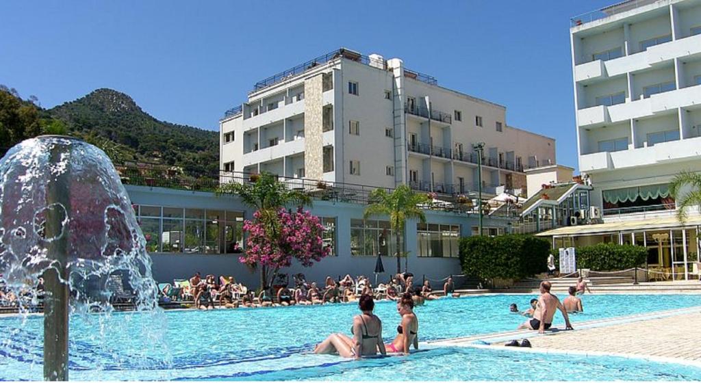 Bazén v ubytování Hotel Santa Lucia Le Sabbie d'Oro nebo v jeho okolí