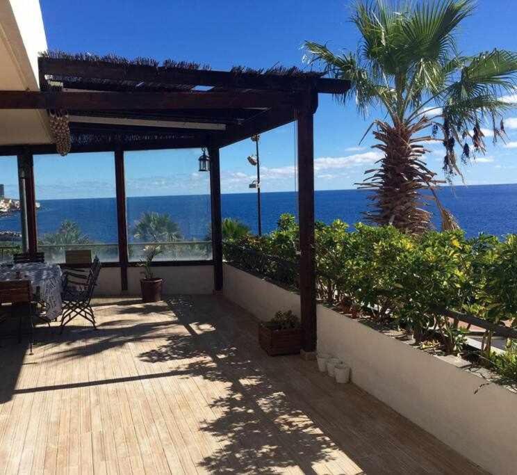 eine Terrasse mit einem Tisch und Meerblick in der Unterkunft Radazul Paradise in Radazul