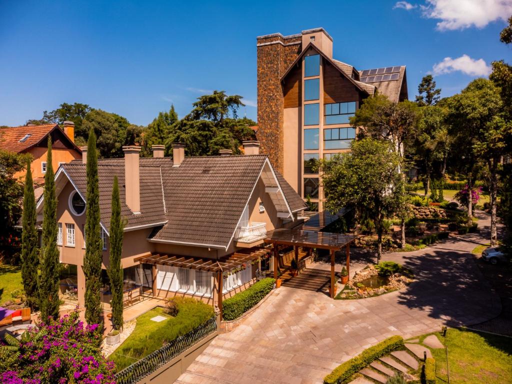 eine Luftansicht eines Hauses mit Dach in der Unterkunft Hotel Monte Felice Bosque in Gramado