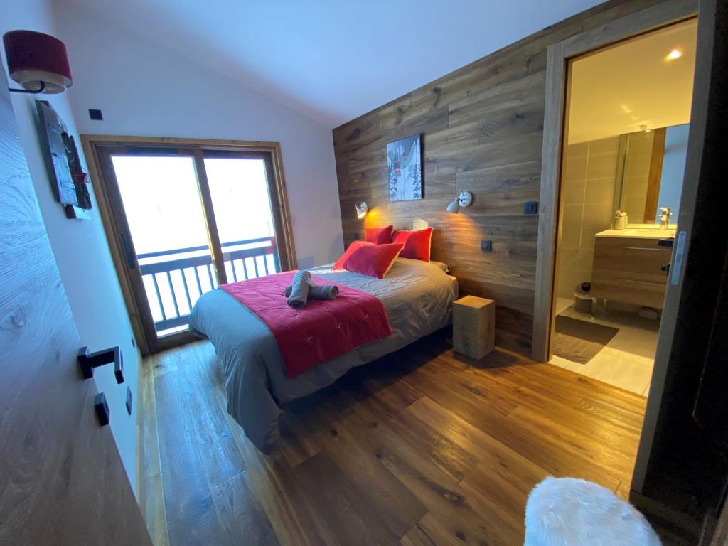 Postel nebo postele na pokoji v ubytování Penthouse l'Ourse Bleue - Sauna privatif - accès direct aux pistes