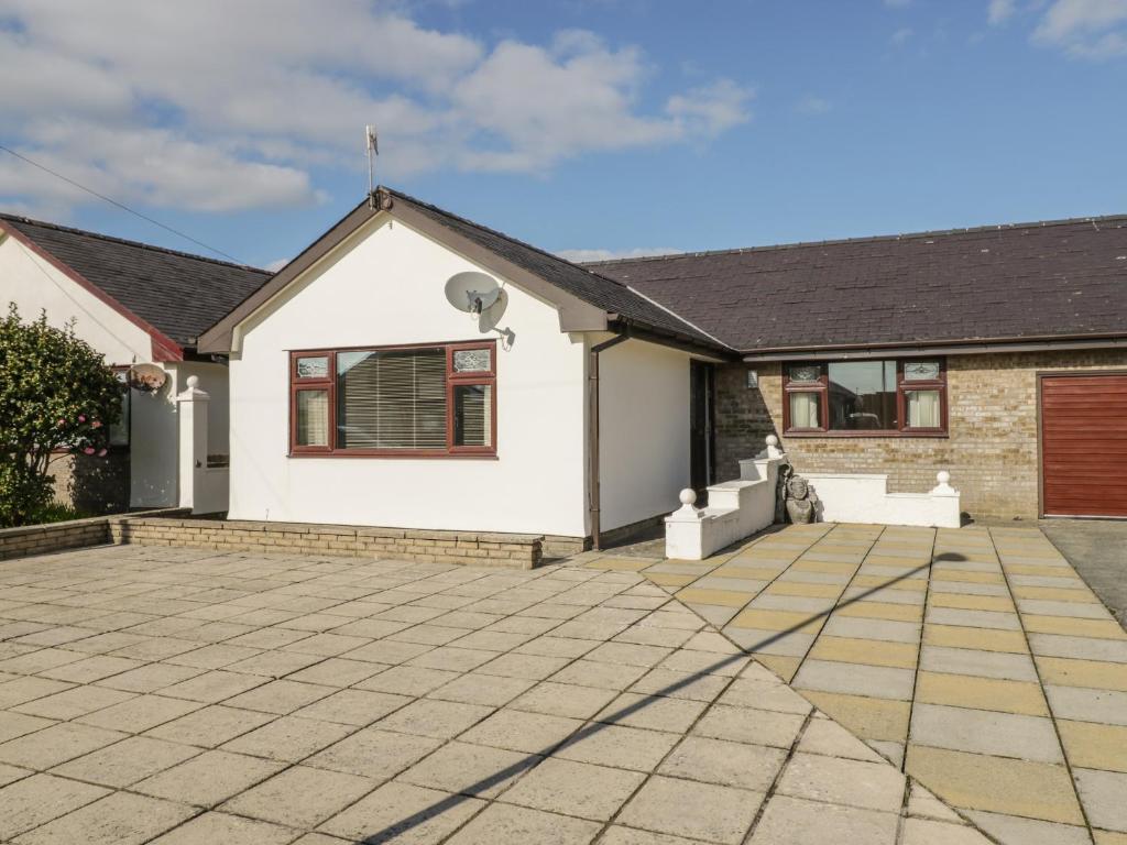 a house with a driveway in front of it at Rhos Deiniol in Porthmadog