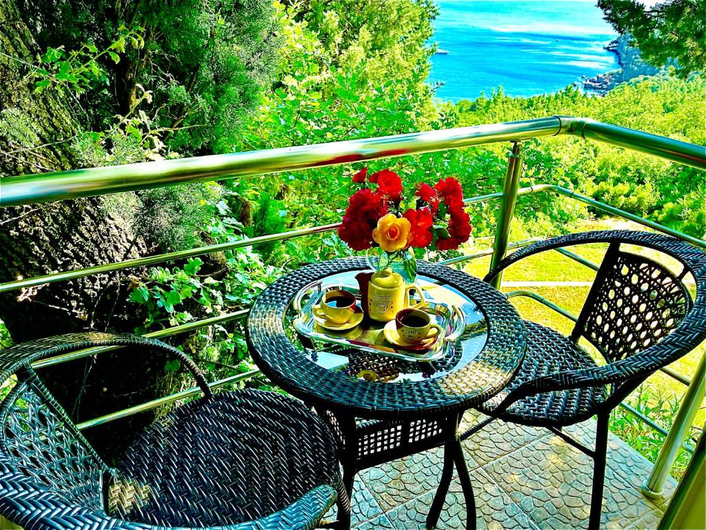 - une table avec un vase de fleurs sur le balcon dans l'établissement Holiday Home Viko, à Sutomore