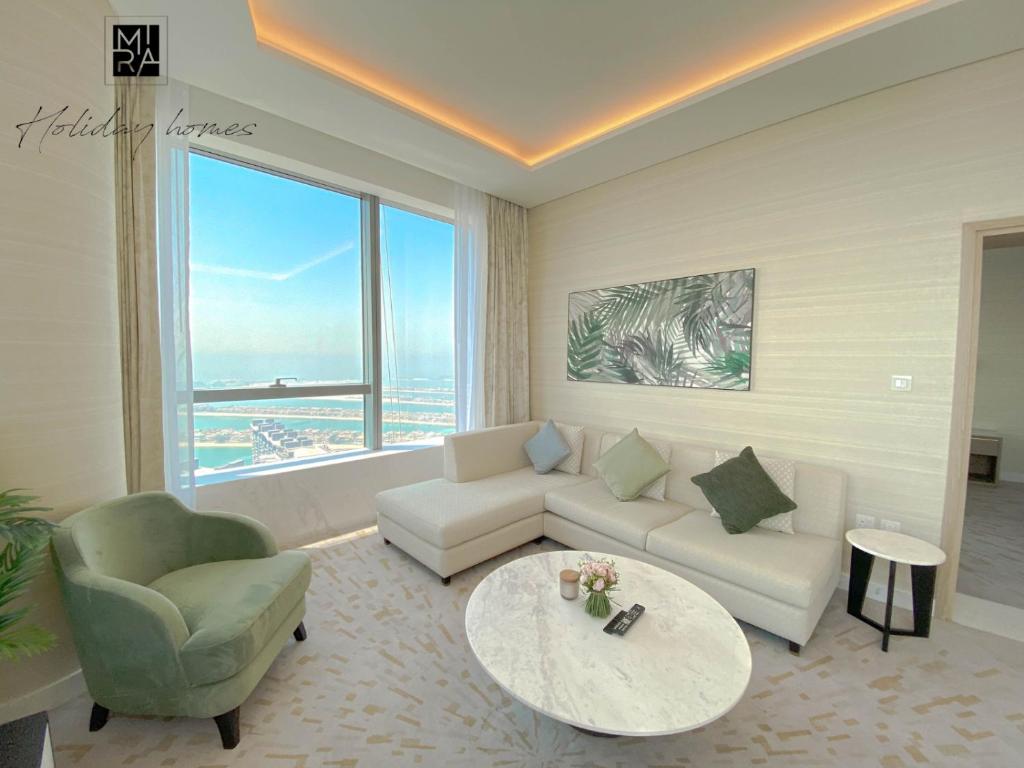 Posezení v ubytování Mira Holiday Homes - Serviced new 1 bedroom in Palm Tower