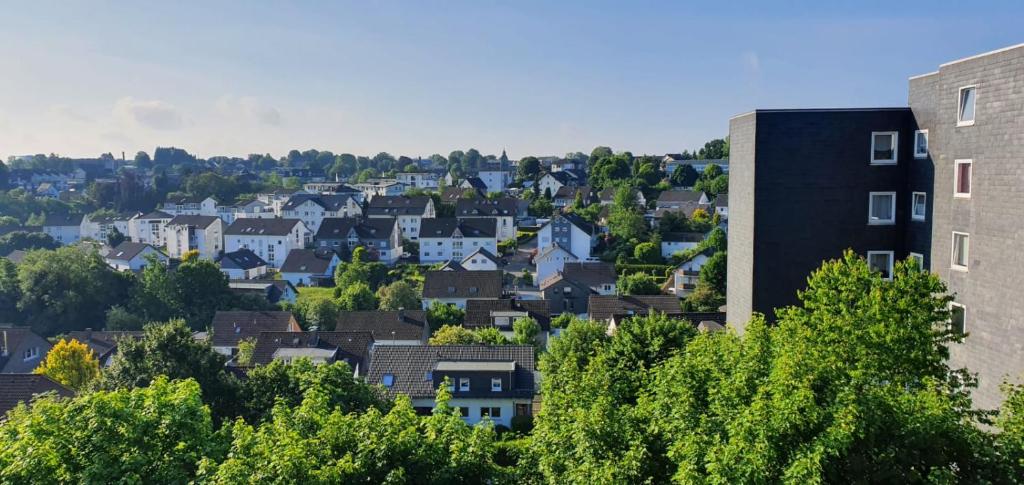 uitzicht op een stad met huizen en gebouwen bij Apartment Santana 59 mit Aufzug und Balkon in Radevormwald