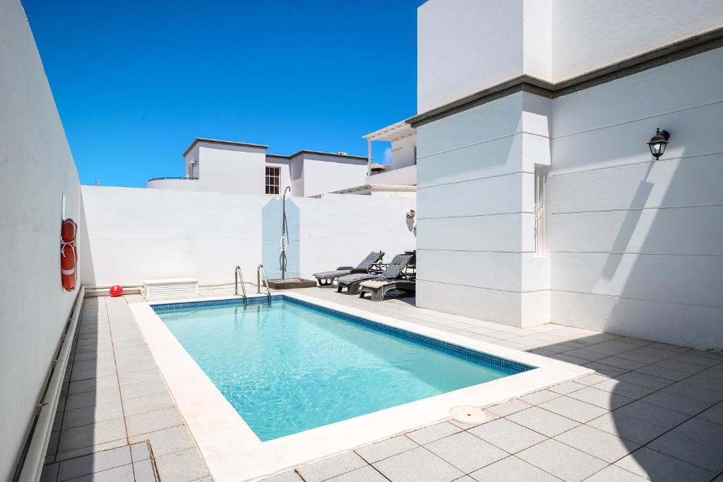 basen na podwórku domu w obiekcie Villa Sheila w Puerto del Carmen