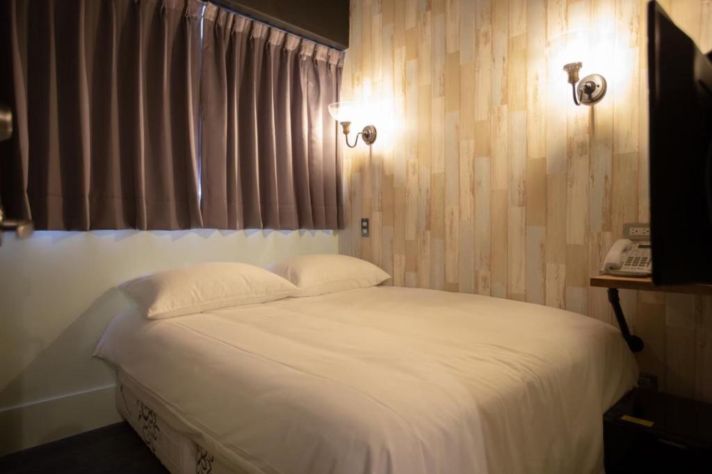Postel nebo postele na pokoji v ubytování The Rooms Inn