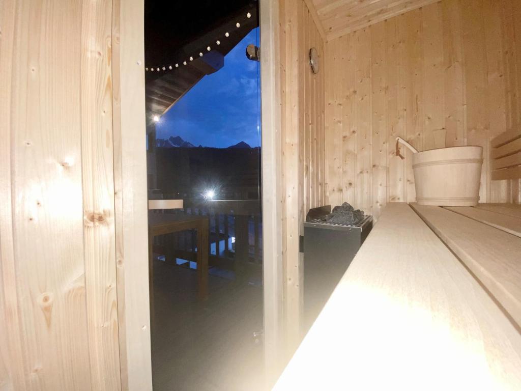 Postel nebo postele na pokoji v ubytování Penthouse l'Ourse Bleue - Sauna privatif - accès direct aux pistes