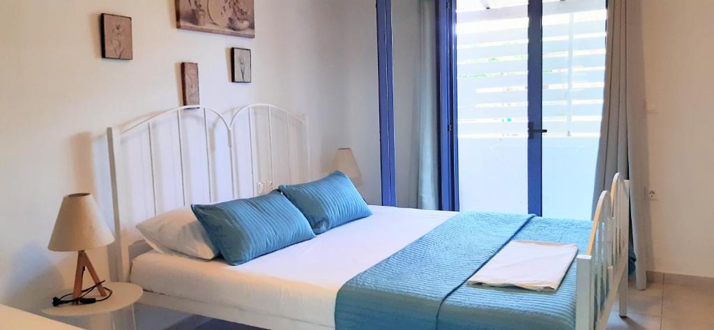 Postel nebo postele na pokoji v ubytování Nikolas Apartments