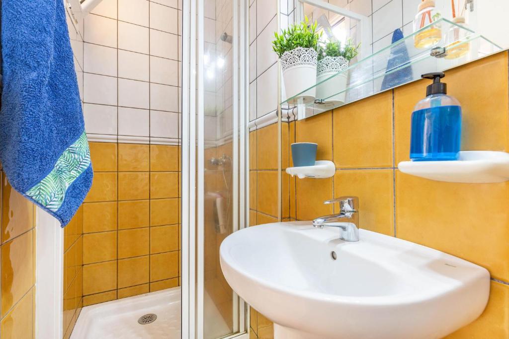 A bathroom at Savoa Sea 365