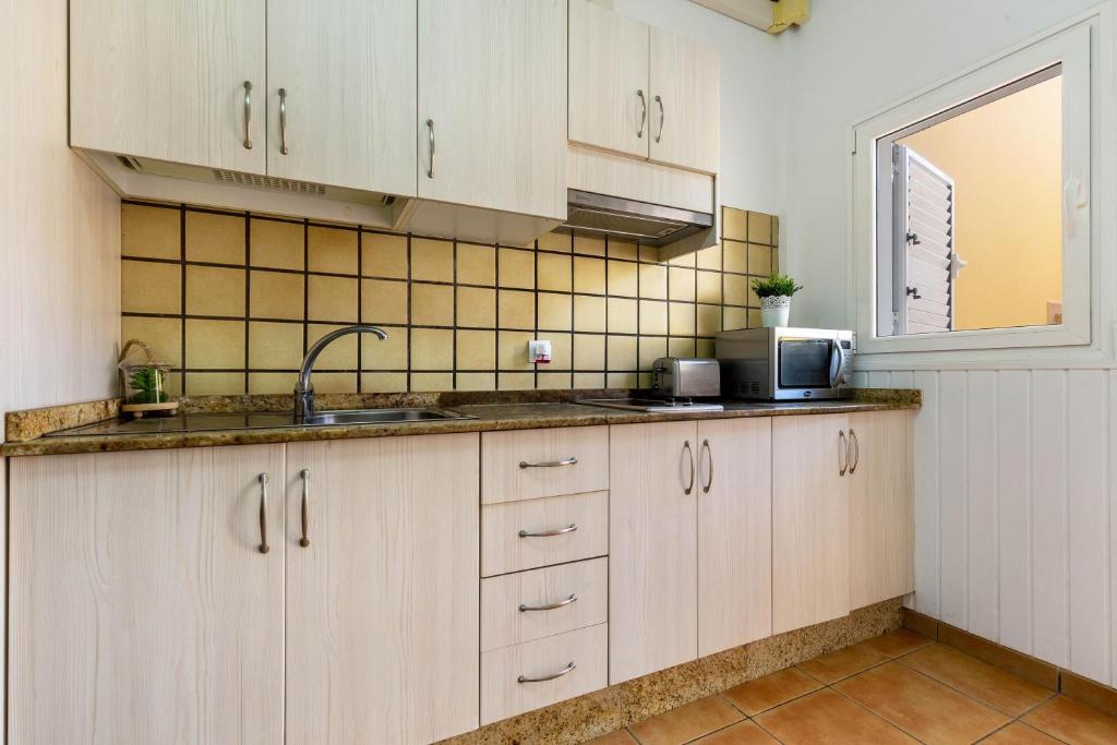 A kitchen or kitchenette at Savoa Sea 365