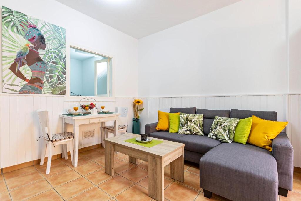un soggiorno con divano e tavolo di Savoa Sea 365 a Tarajalejo