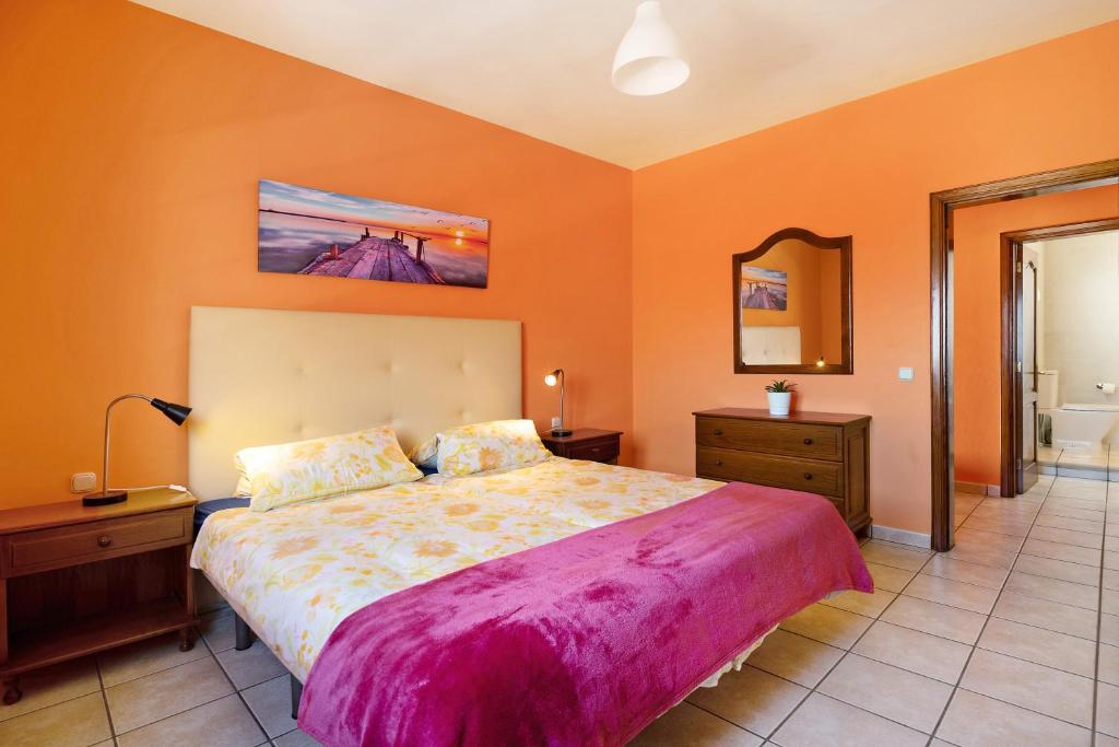 Postel nebo postele na pokoji v ubytování La Vega de Lanzarote 4