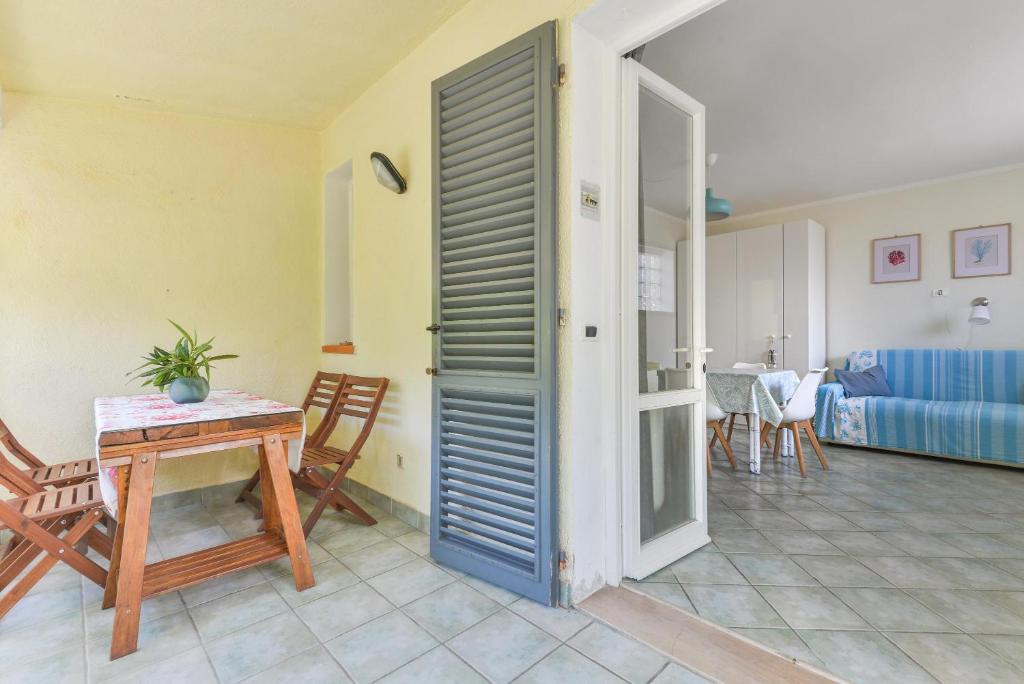 a living room with a table and a door at La Galatea apt Libeccio in Marina di Campo