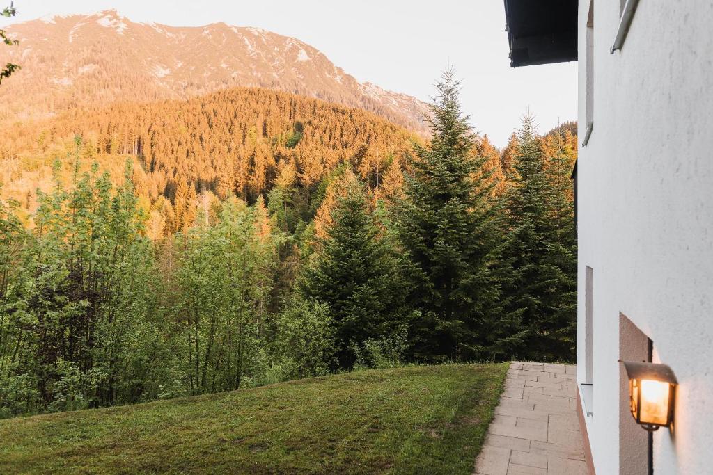 Vista generica sulle montagne o vista sulle montagne dall'interno dell'appartamento