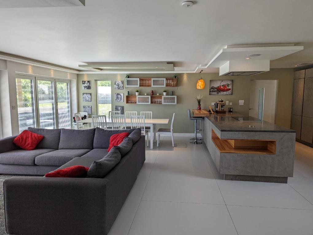 Unique, Spacious, Self-Built Eco Home with huge garden and movie room - Casa De Cuatro Dormitorios