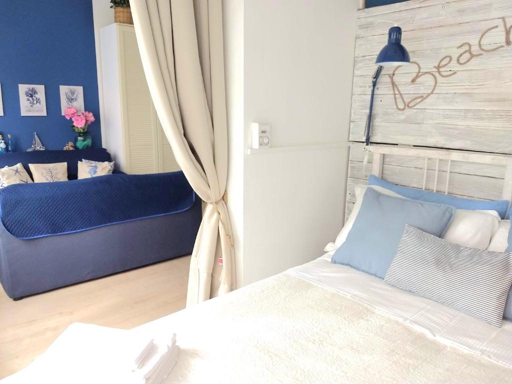 Ein Bett oder Betten in einem Zimmer der Unterkunft "Beach Cottage" monolocale vicino alla spiaggia