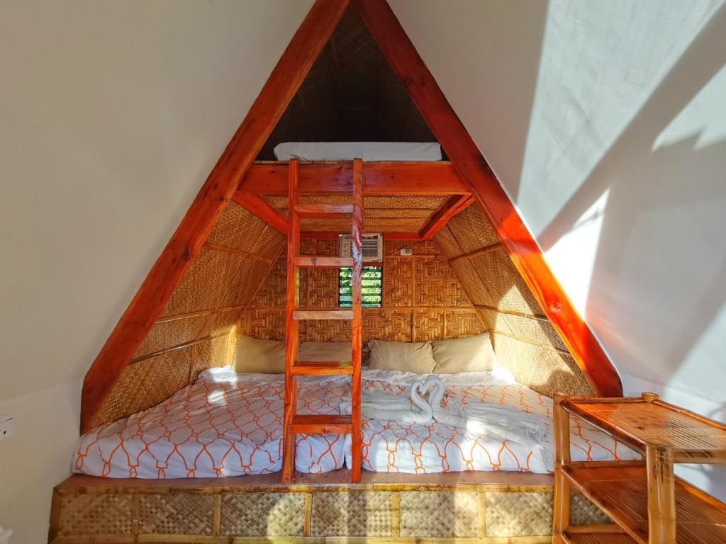 Palanda nebo palandy na pokoji v ubytování Glamping Alona